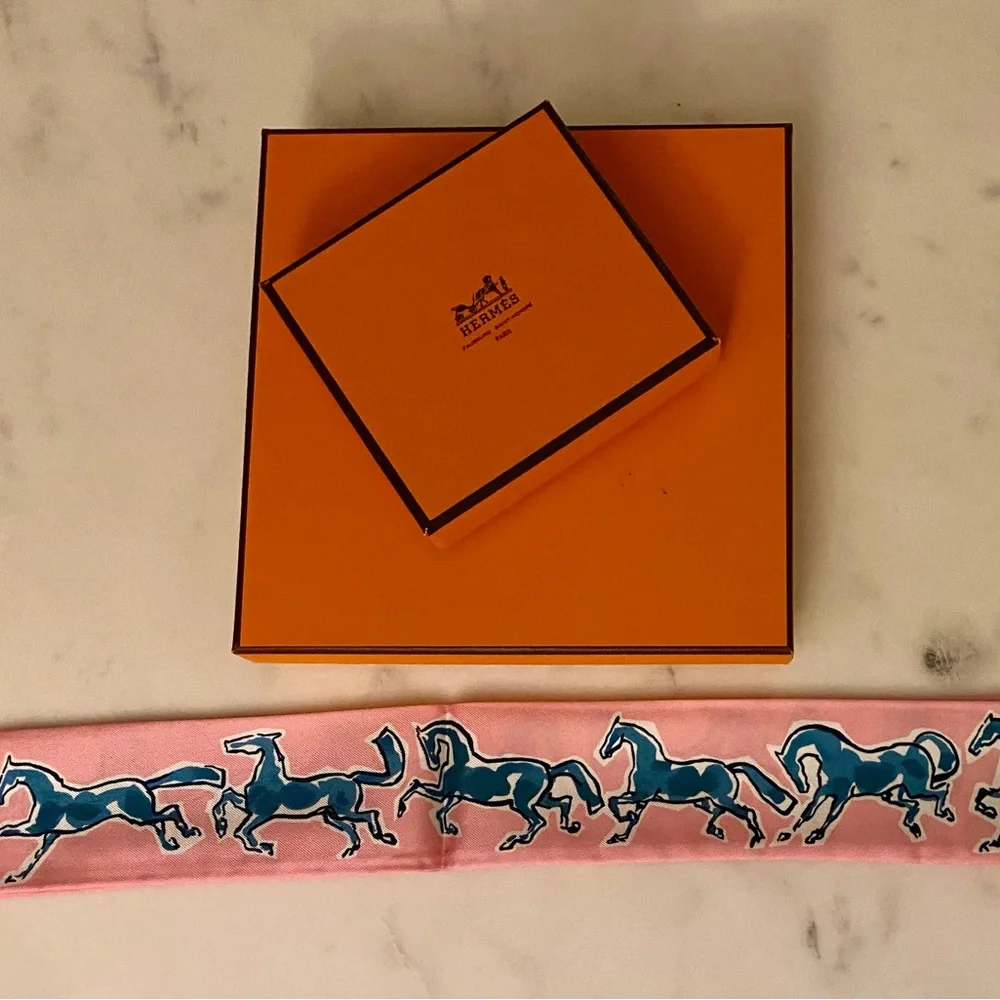 Hermès—Pink & Blue Horse Print Twilly - Picture 5 of 8